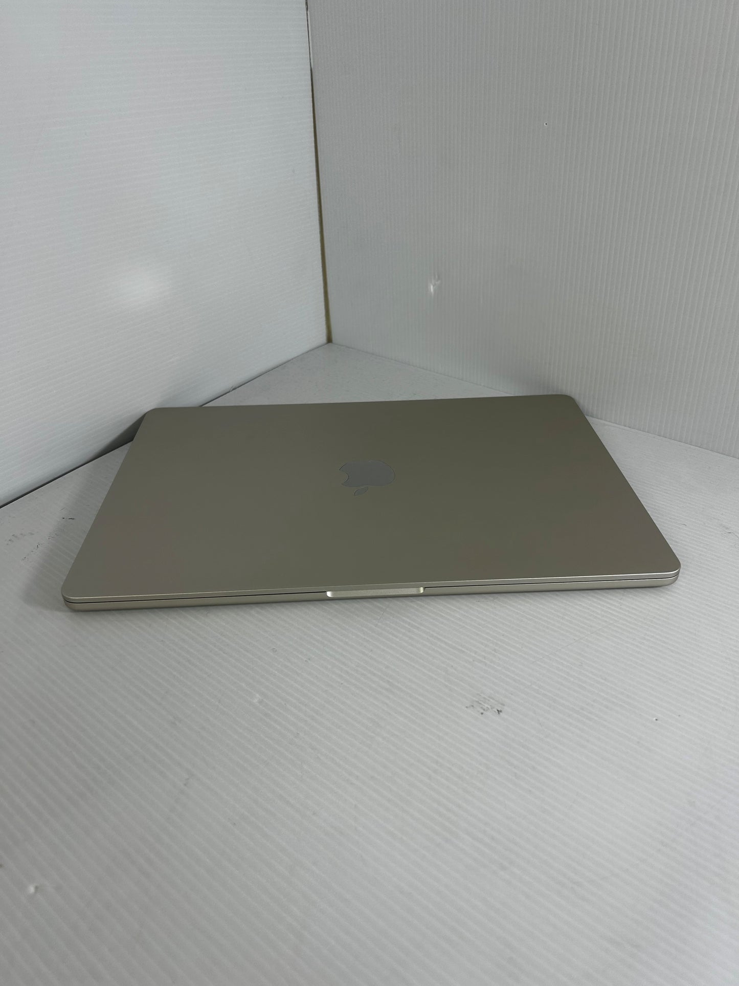Apple MacBook Air (M2, 2023)