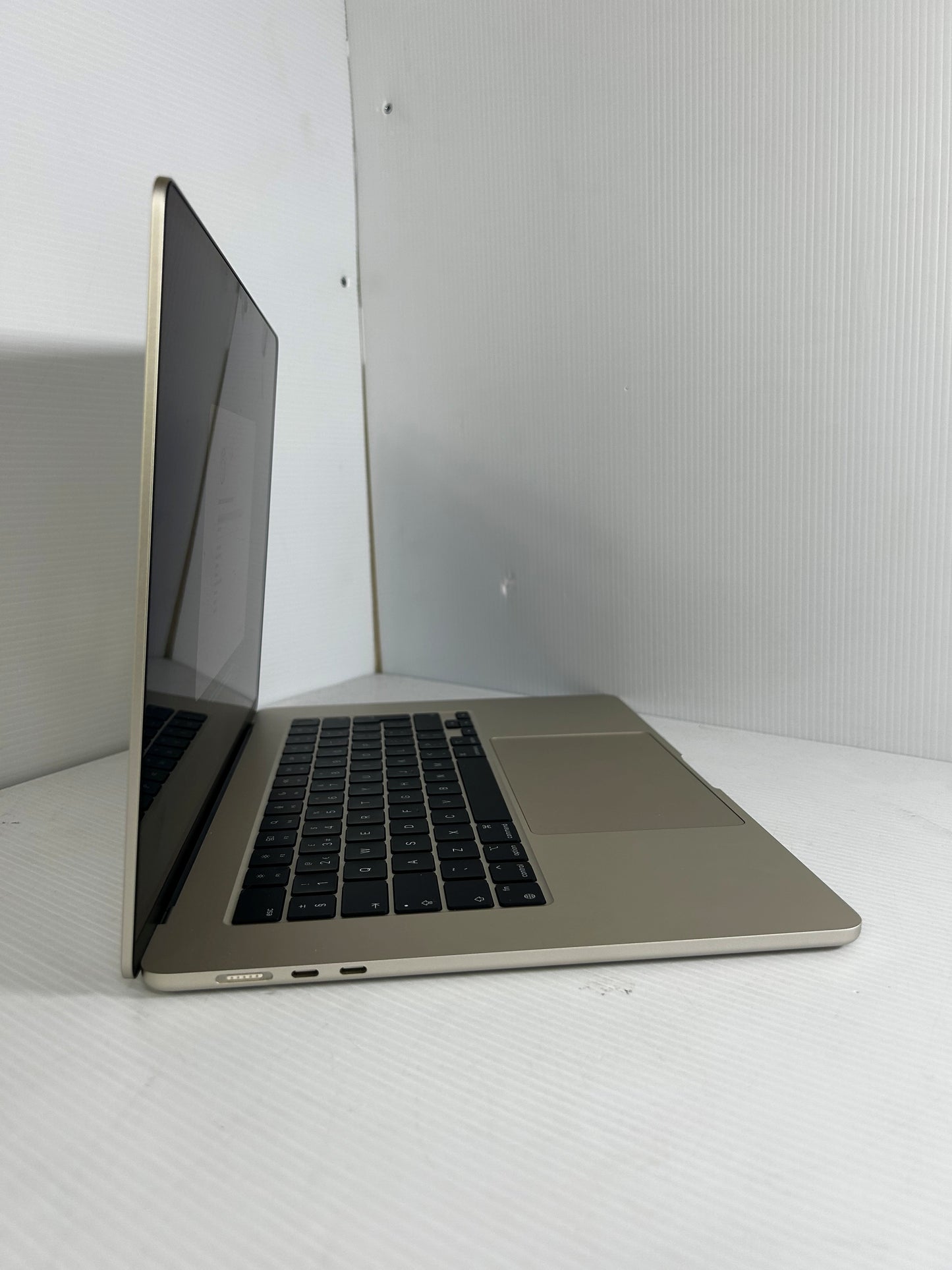 Apple MacBook Air (M2, 2023)