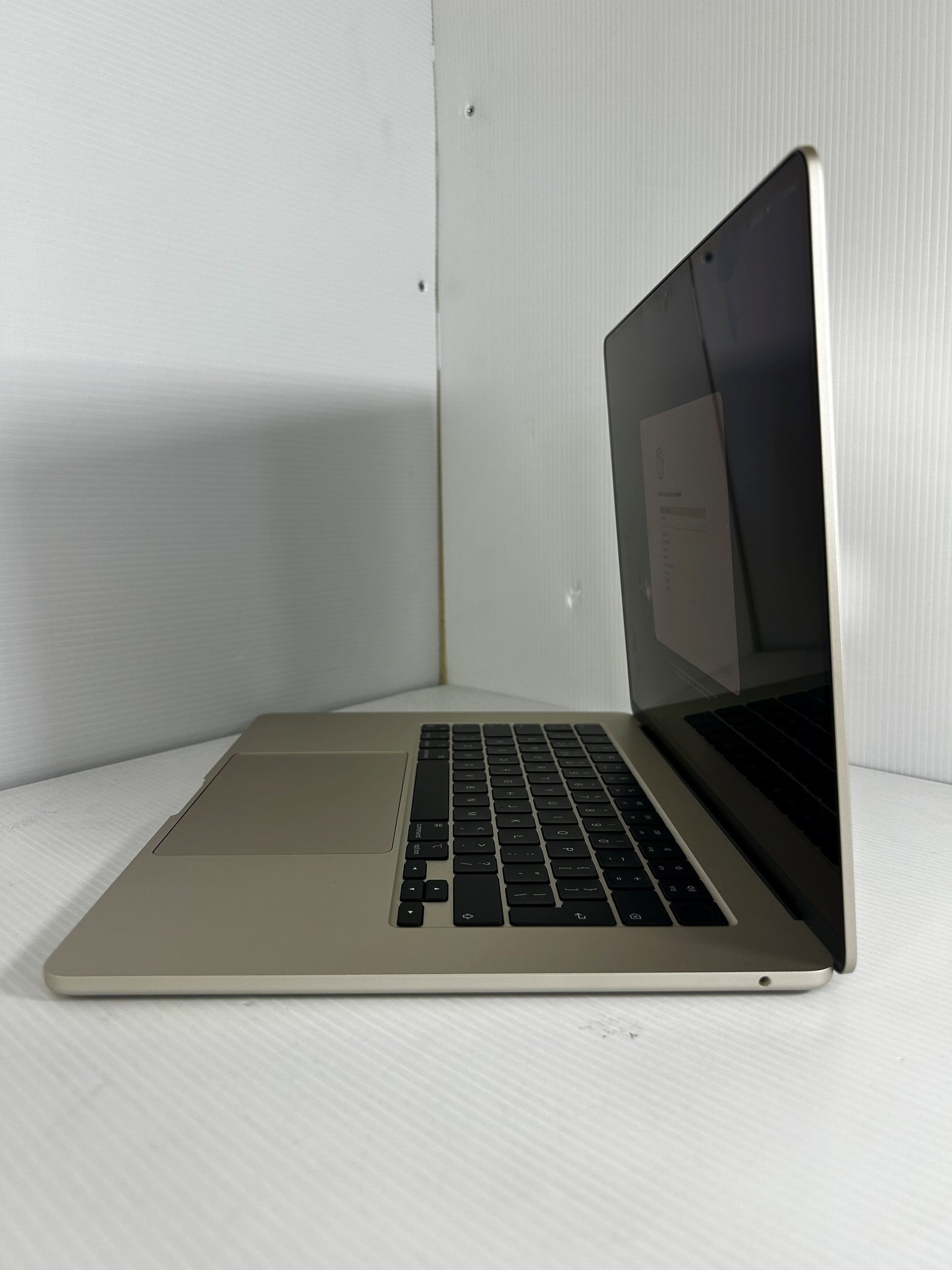 Apple MacBook Air (M2, 2023)