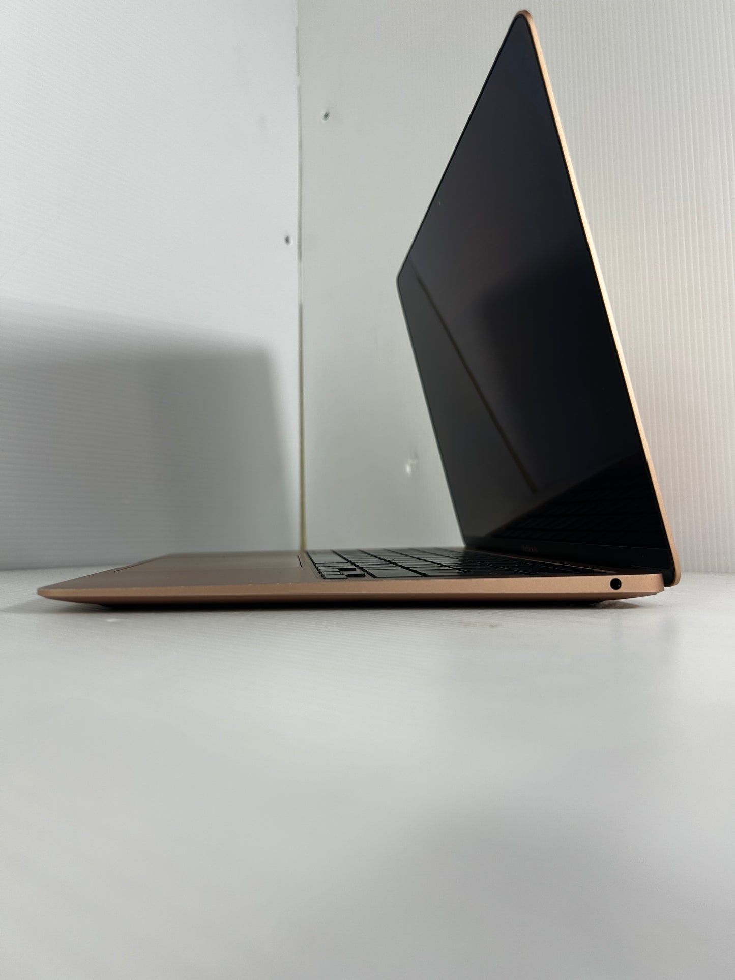 Apple MacBook Air (13-inch, M1, 2020) — 8 GB / 256 GB — Rose Gold